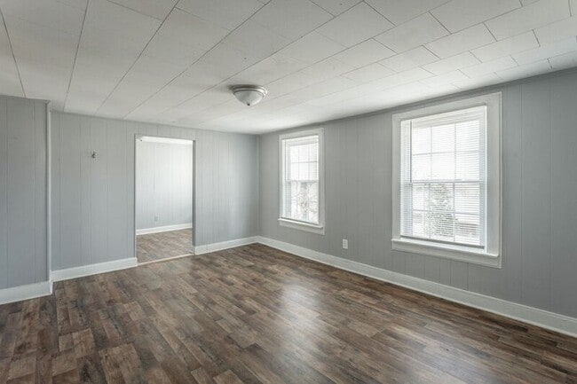 Building Photo - 311 Hedgewood Dr