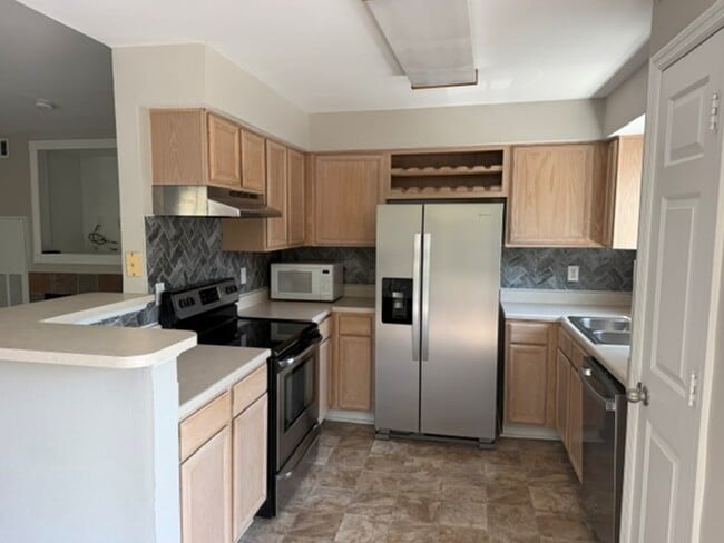 Building Photo - 700 Daniel Ellis Dr