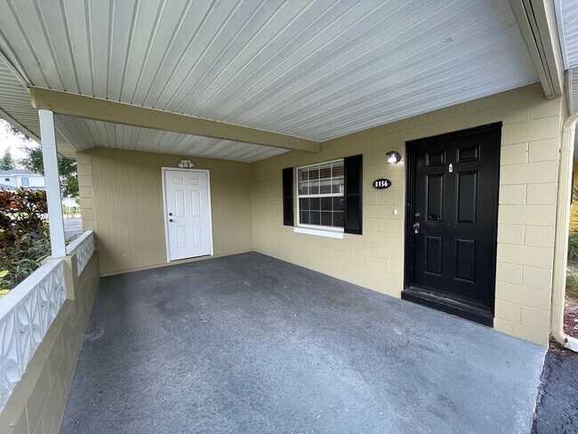 Building Photo - 2 Bed / 1 Bath Villa Style Condo In the He...