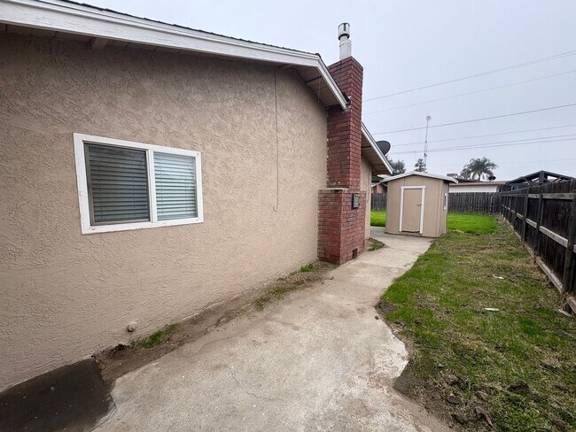 Foto del edificio - Spacious SE Tulare Home Near Shopping Centers coming soon!