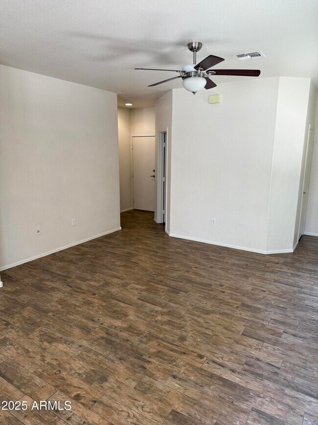 Foto del edificio - 2402 E 5th St
