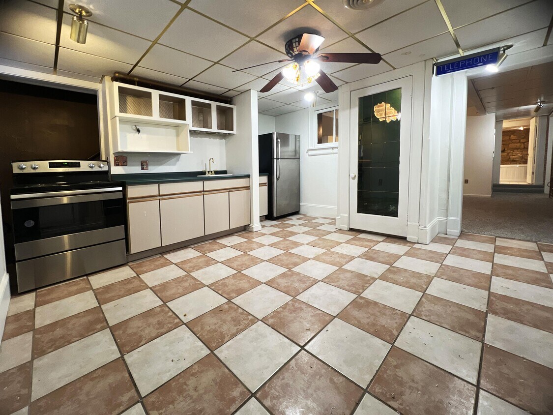 1298 Locust St Unit Lower, Dubuque, IA 52001 Apartment for Rent in Dubuque, IA