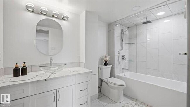 Photo du bâtiment - 10160-10115 115 St NW