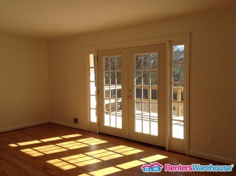 Building Photo - Stunning 3 bds, 2.5 bath, amazing location!