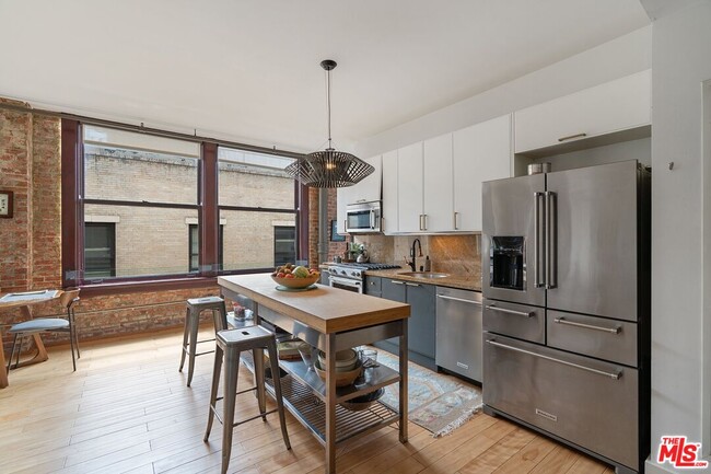 Building Photo - 460 S Spring St