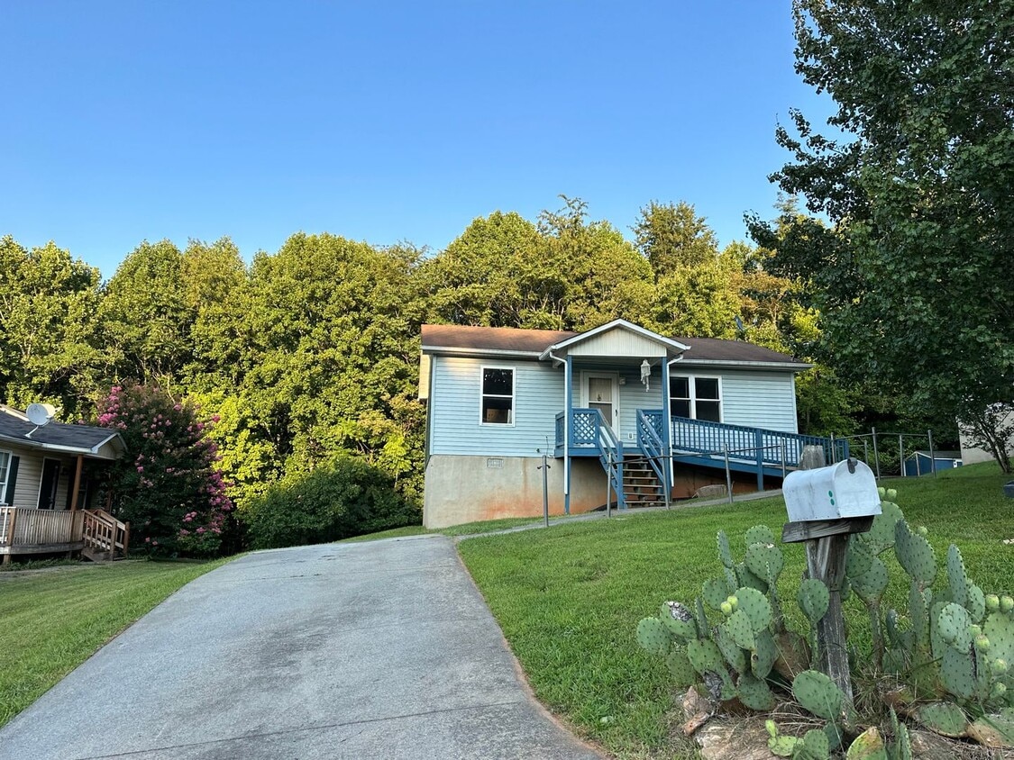 Primary Photo - Spacious two bedroom house in Lynchburg!