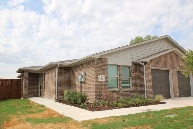 Building Photo - 1324-1328 White Sand Dr