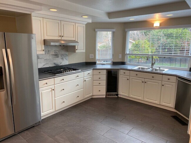 Building Photo - Beautiful 4 Bedroom 2.5 Bath Home in Los Gatos Cul de sac with Pool!