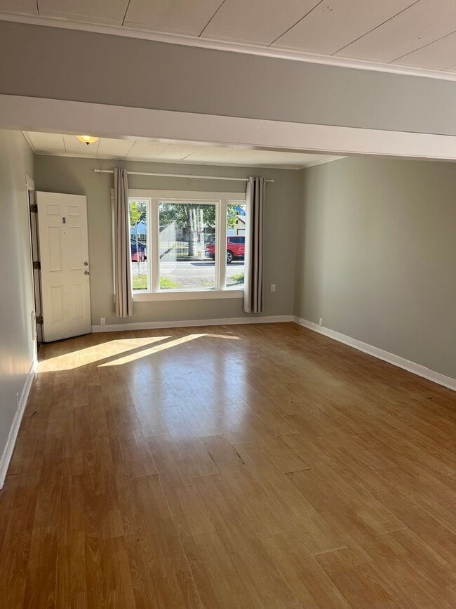 Building Photo - 809 Emerson Ave