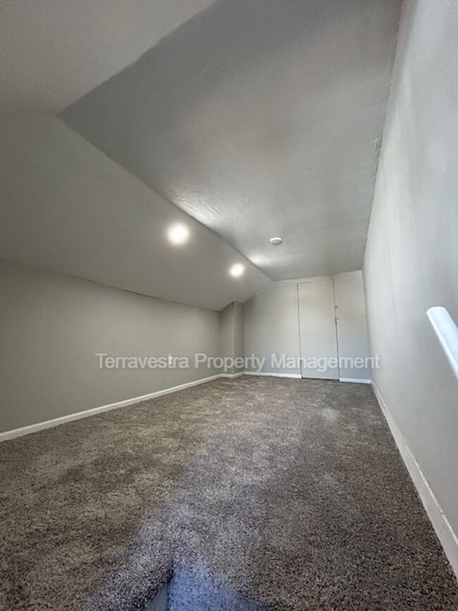 Building Photo - Georgeous Remodeled 3 bed w/ bonus finishe...