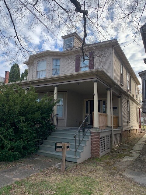 Primary Photo - 515 S Queen St