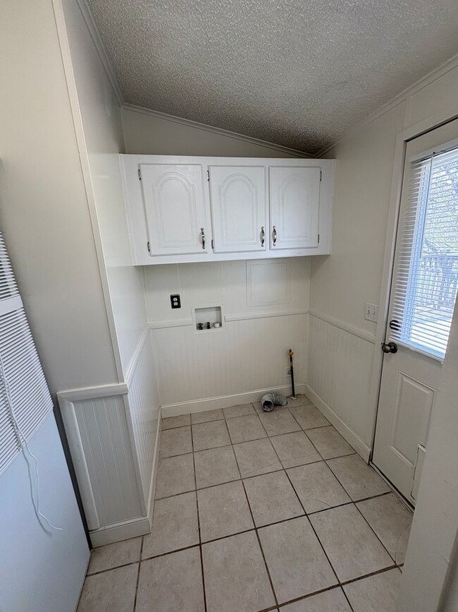 Building Photo - Country home! Private showing only!