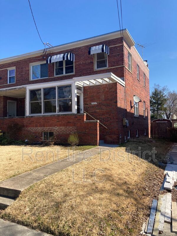 Building Photo - 4819 8th St NE