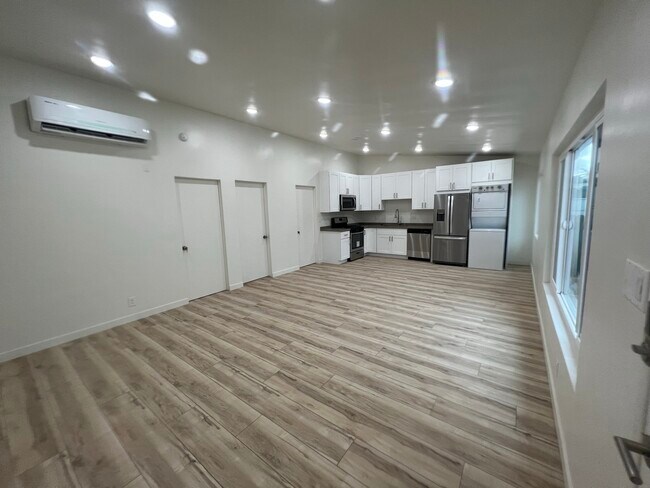 Building Photo - 2444 Chelsea Pl