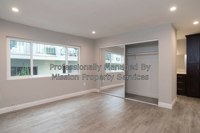 Foto del edificio - 5912 Willoughby Ave