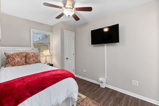 Building Photo - 6815 W 87th St