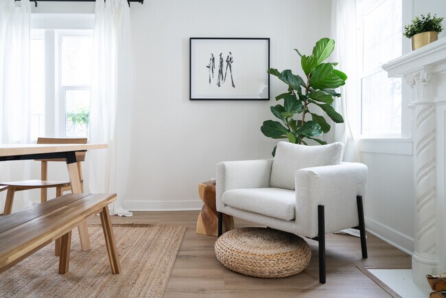 Building Photo - 1146 S Mullen Ave