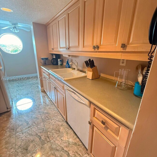 Foto del edificio - 17801 N Bay Rd