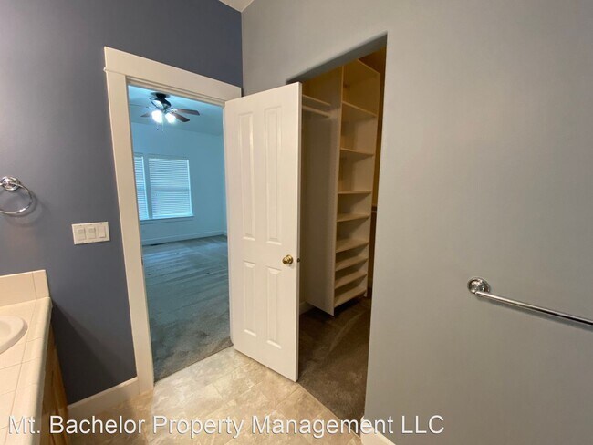 Building Photo - 4 br, 3.5 bath House - 20646 SE Hummingbir...