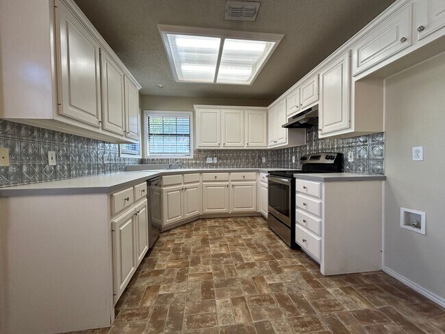 Building Photo - Charming 3/2/2 By Shadow Hills Golf Course...