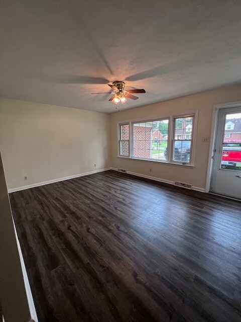 Sala de estar - 2212 Ferndale rd
