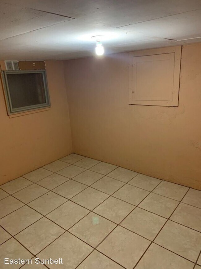 Building Photo - 3 br, 1 bath House - 1101 West University