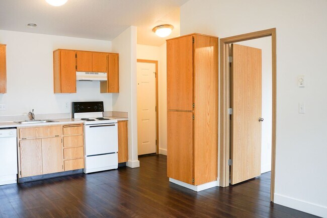 Foto del edificio - Top-Floor 1 Bdr w/ Private Balcony Ready Soon!