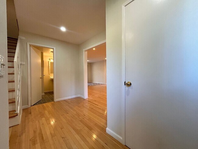 Building Photo - Charming 2-Bedroom unit in Los Altos: A Mo...
