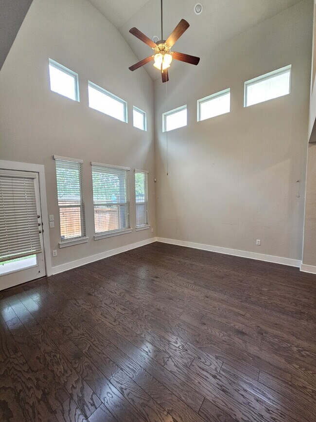 Foto del edificio - Experience Modern Living: Spacious 3-Bed, 3-Bath Townhome with Two Primary Bedrooms