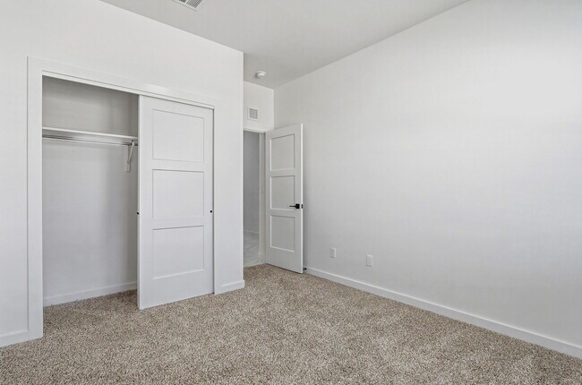 Building Photo - 15052 Destination Ave