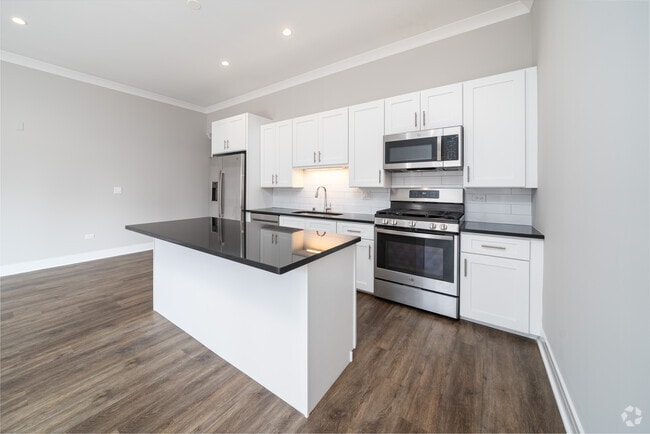 Interior Photo - 927 W Irving