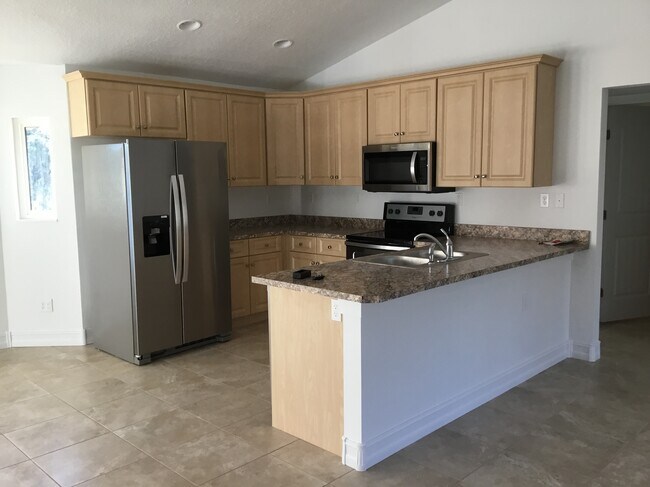 Foto del edificio - DeLand Daytona Park Estates 3/2 $1,400/month