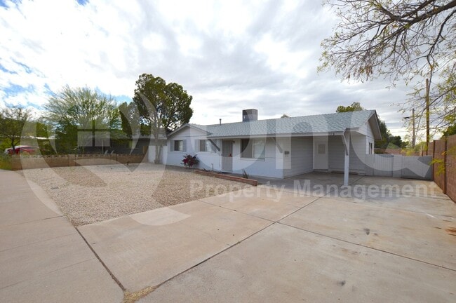 Photo - 713 E Campus Dr House