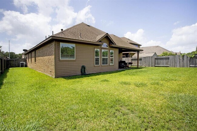Building Photo - 702 Fairway Dr