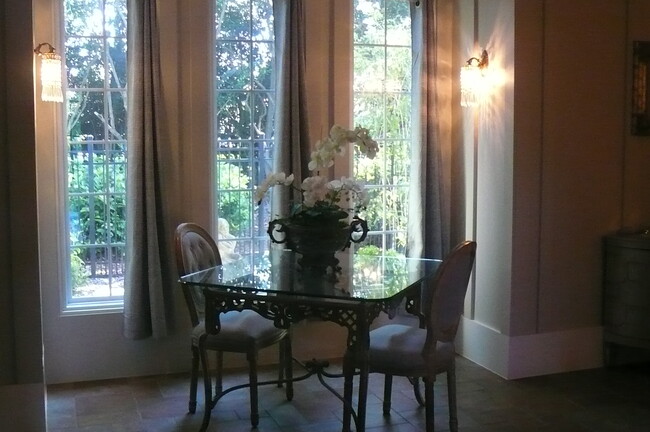 Large window overlooking fenced backyard - 5021 Harbor Hts