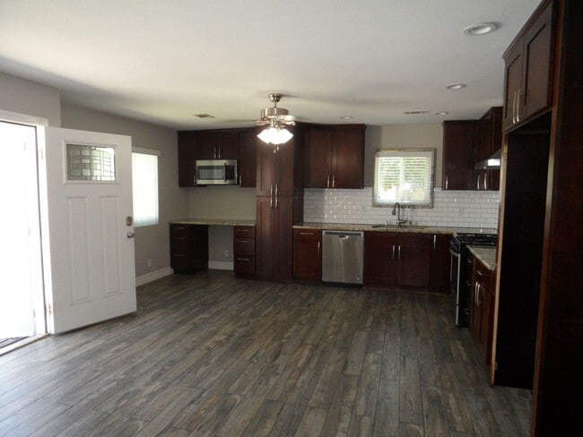 Photo - 300 1/2-204 1/2 E Mills Dr Townhome