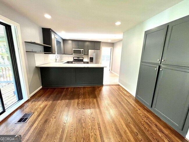 Building Photo - 1709 Lakeview Cir