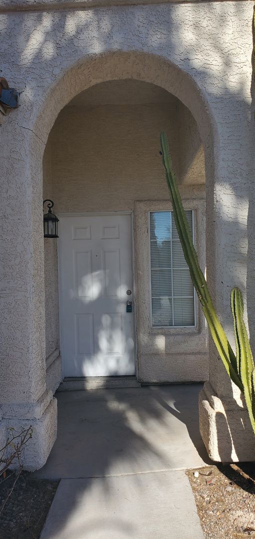 Building Photo - 3 BEDROOM, 2.5 BATH HOUSE WITH TWO CAR GAR...