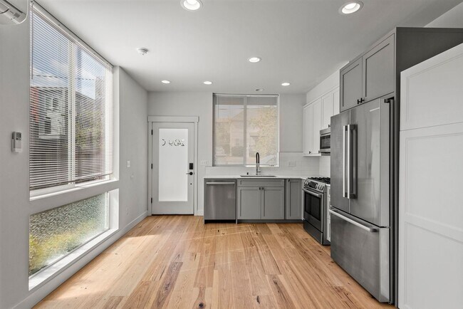 Foto del edificio - Luxury 2 Bed | 2 Bath Ballard Townhome with Private Rooftop Deck