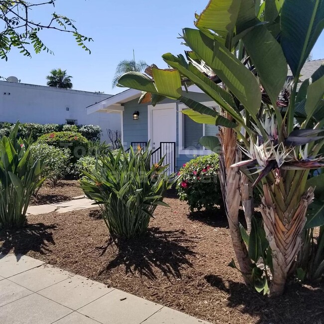 Building Photo - ***Remodeled, Charming 2 bed / 2 bath Bung...