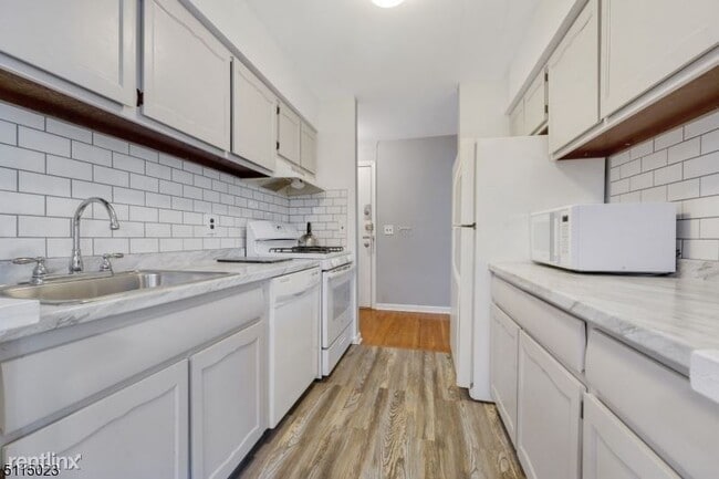 Building Photo - 1 br, 1 bath Condo - 605 Grove St Unit A # 4