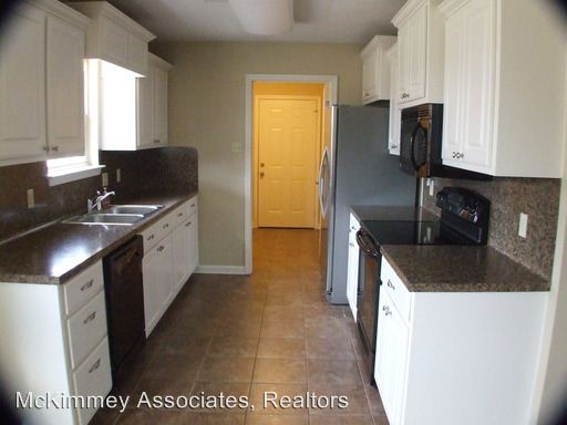 Building Photo - 8225 Shady Oak Ln