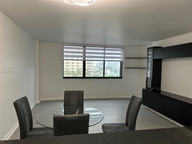 Building Photo - 540 Brickell Key Dr
