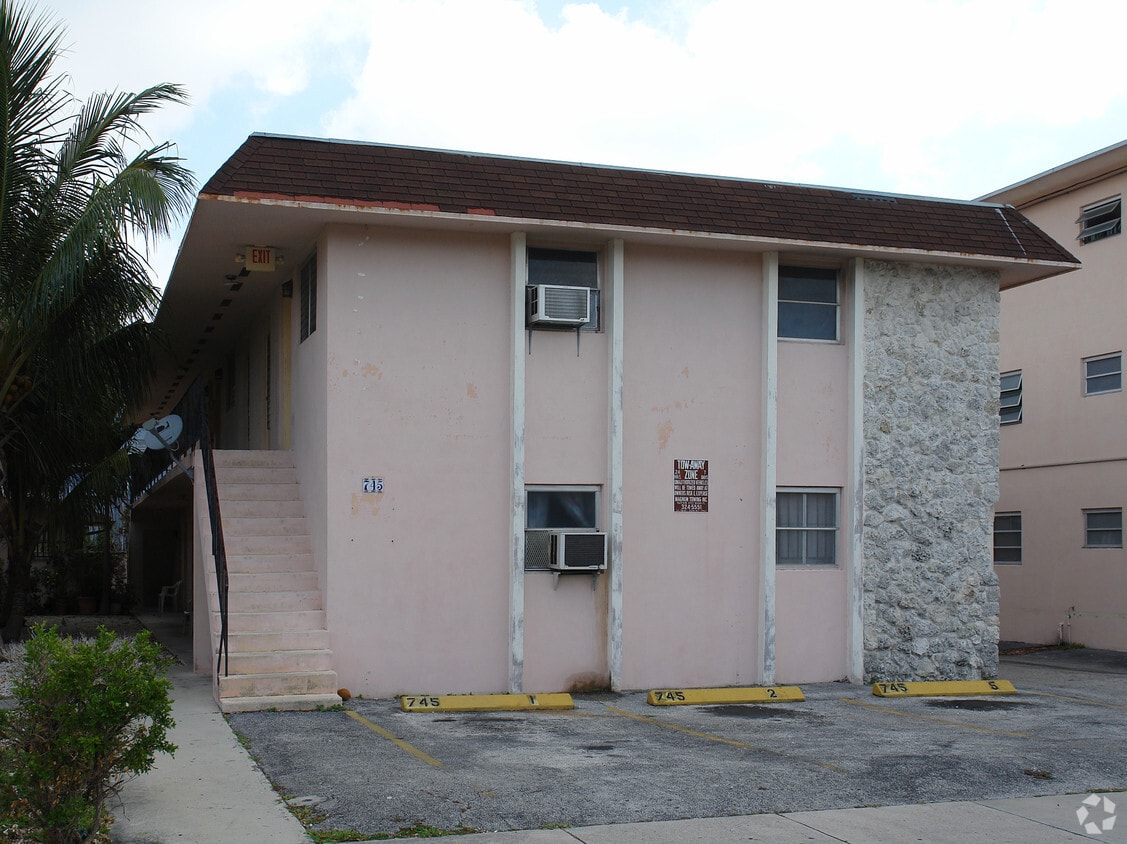 Building Photo - Llanes Apartments