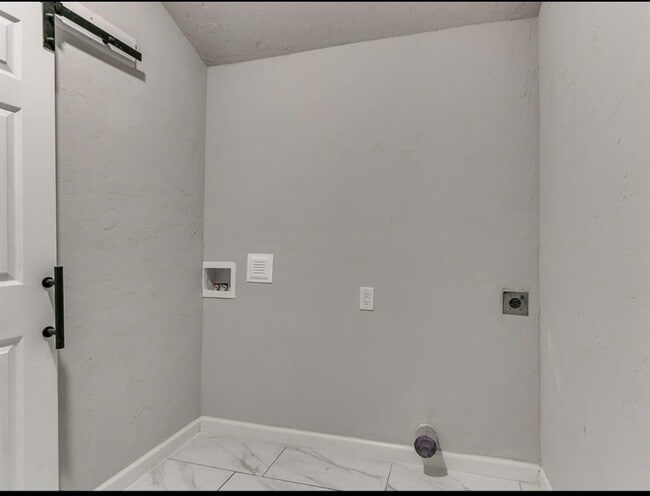 Building Photo - Beautifully remodeled home in Shawnee
