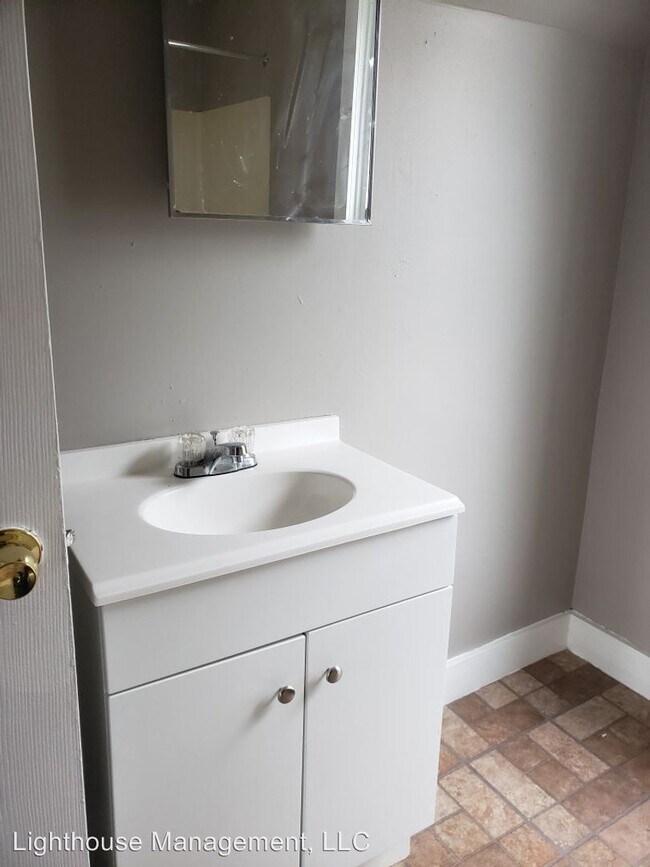 Foto del edificio - 3 br, 1 bath House - 24 Henion St.