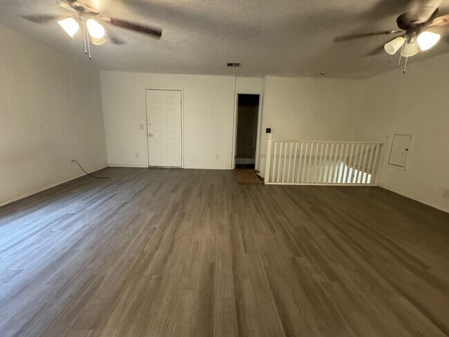 Building Photo - 4906 Vena Ln