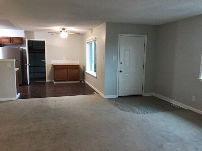 Building Photo - Updated, Spacious 5 Bed/2 Bath in North Lo...