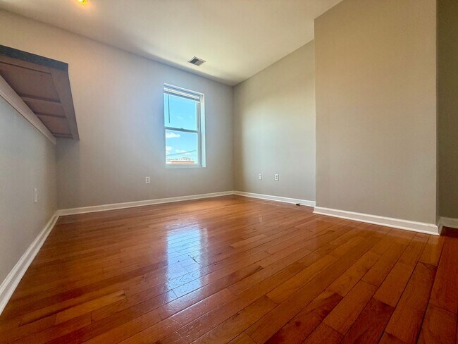 Foto del edificio - Stunning 1-Bed/1-Bath Apartment with Private Roof Deck! Available NOW!