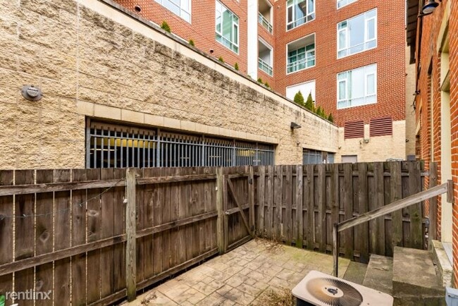Building Photo - 2 br, 2 bath Townhome - 22 W. 4th Ave